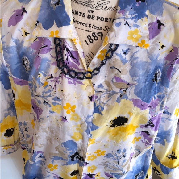 Alia petites TOP 💐flower multi colored pattern top. - Picture 2 of 8